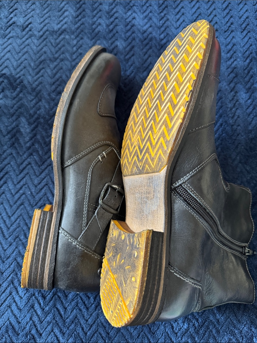NWT, Steve Madden Metallic Gray Leather Ankle Booties - Picture 2 of 2